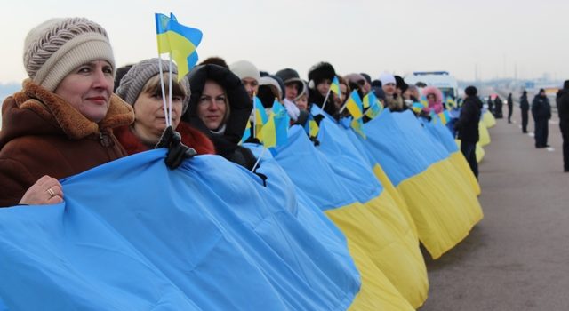 Рівненщина та Житомирщина об’єдналися «живим» ланцюгом і розгорнули 200-метровий прапор Рівненщина та Житомирщина об’єдналися «живим» ланцюгом і розгорнули 200-метровий прапор