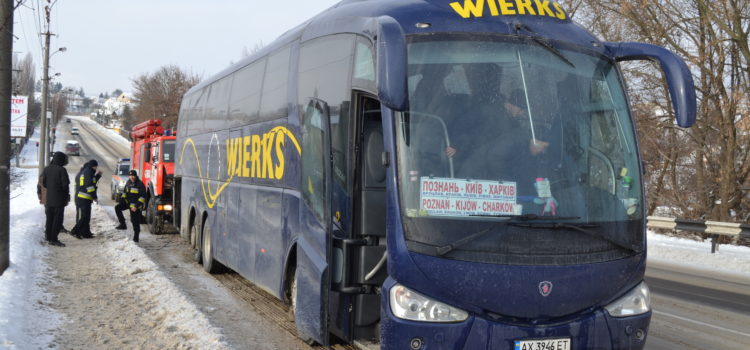 У Рівному міжнародному автобусу знадобилася допомога рятувальників У Рівному міжнародному автобусу знадобилася допомога рятувальників