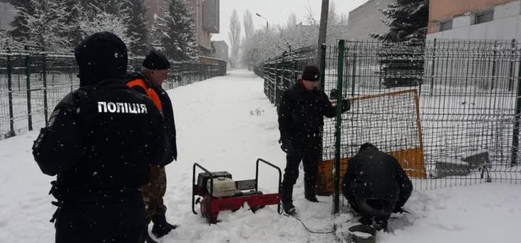 Територію Радіозаводу почали звільняти від незаконно встановлених вольєрів Територію Радіозаводу почали звільняти від незаконно встановлених вольєрів