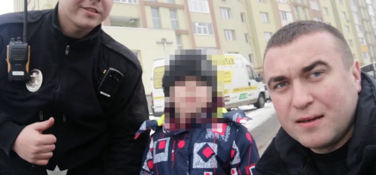 5-річного хлопчика, який заблукав, патрульні повернули додому 5-річного хлопчика, який заблукав, патрульні повернули додому