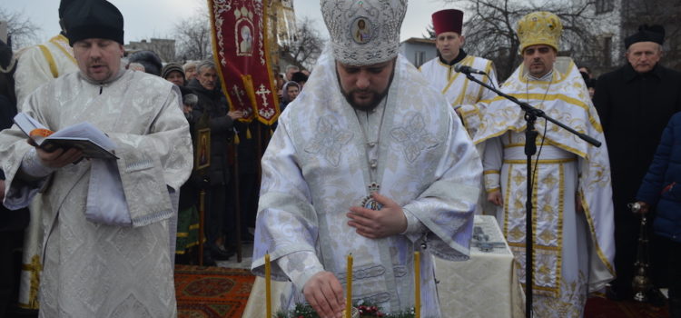 Архієпископ Іларіон звершив чин освячення води в озері на Басовому Куті Архієпископ Іларіон звершив чин освячення води в озері на Басовому Куті