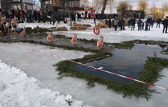 Разом з рівнянами в ополонку на Водохреща занурилися нацгвардійці Разом з рівнянами в ополонку на Водохреща занурилися нацгвардійці