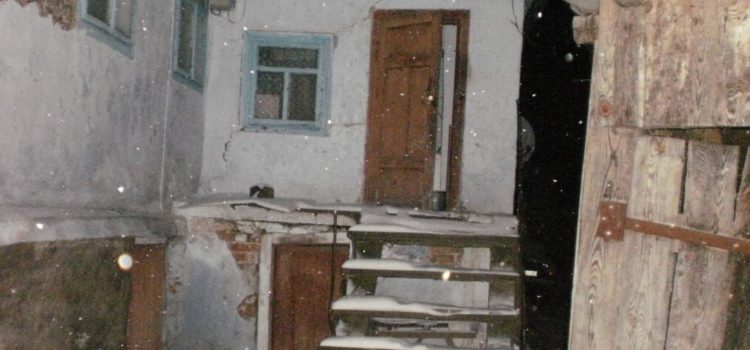 Чоловік приставив ніж до горла пенсіонерки і бив доки вона не впала Чоловік приставив ніж до горла пенсіонерки і бив доки вона не впала