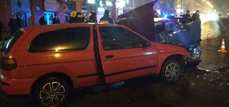 Унаслідок зіткнення двох легковиків у Рівному травмувалося двоє осіб Унаслідок зіткнення двох легковиків у Рівному травмувалося двоє осіб