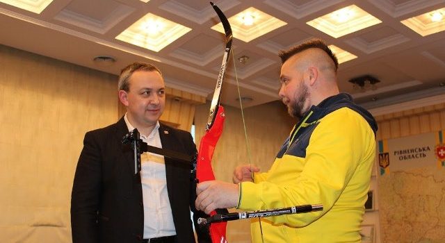 Переможець Ігор Нескорених Андрій Усач отримав спортивного лука Переможець Ігор Нескорених Андрій Усач отримав спортивного лука