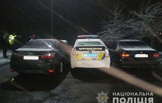Двоє рівненських молодиків заблокували службовий автомобіль патрульного перешкоджаючи виконанню службових обов’язків Двоє рівненських молодиків заблокували службовий автомобіль патрульного перешкоджаючи виконанню службових обов’язків