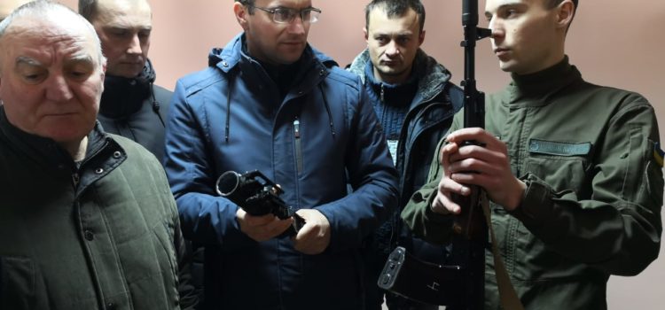 Вчителям демонстрували снайперські гвинтівки та вчили накладати турнікет Вчителям демонстрували снайперські гвинтівки та вчили накладати турнікет