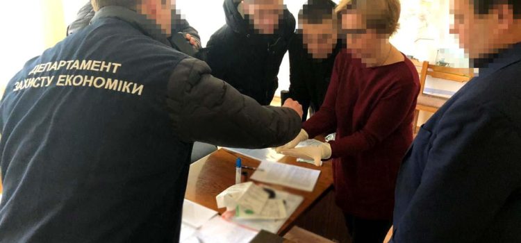 На Рівненщині поліція затримала на хабарі у 700 доларів США сільського голову На Рівненщині поліція затримала на хабарі у 700 доларів США сільського голову
