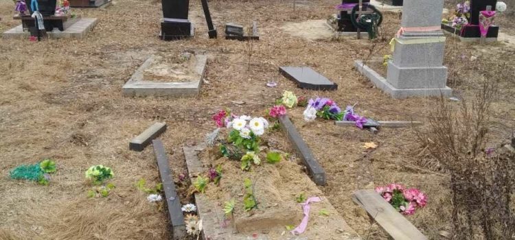 На Рівненщині чоловік понівечив дві могили на кладовищі На Рівненщині чоловік понівечив дві могили на кладовищі