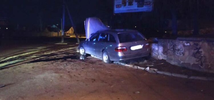 Утікаючи від поліцейських, нетверезий водій скоїв у Рівному ДТП Утікаючи від поліцейських, нетверезий водій скоїв у Рівному ДТП