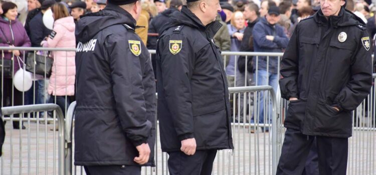 У Рівному під час візиту Президента студент кинув яйце у натовп У Рівному під час візиту Президента студент кинув яйце у натовп