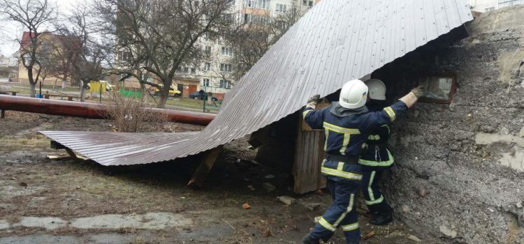 В Рівному рятувальники демонутвали дах господарчох будівлі який пошкодив сильний порив вітру В Рівному рятувальники демонутвали дах господарчох будівлі який пошкодив сильний порив вітру