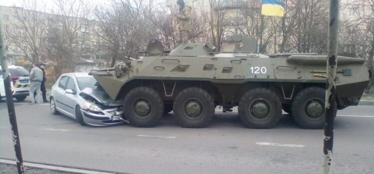 У БТРа відмовили гальма: військовослужбовці потрапили у ДТП У БТРа відмовили гальма: військовослужбовці потрапили у ДТП