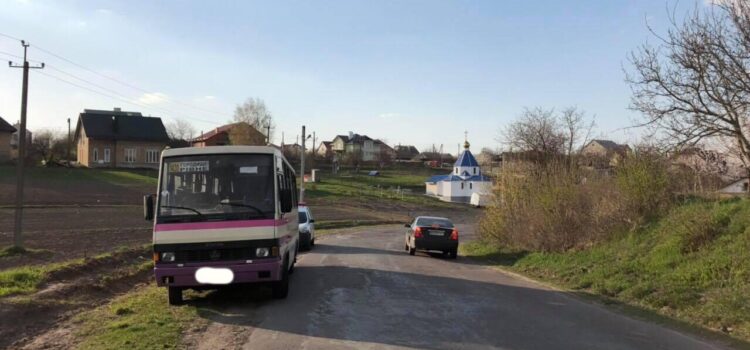 У Рівненському районі на ходу із маршрутки випав пасажир У Рівненському районі на ходу із маршрутки випав пасажир