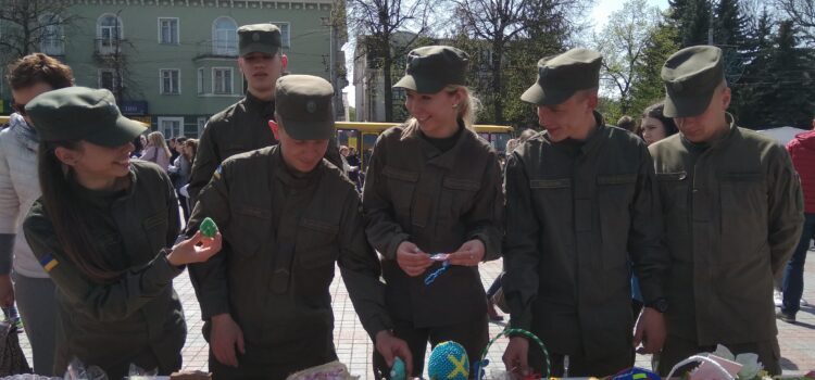 На Великодньому ярмарку в Рівному нацгвардійці купували аби зберегти життя На Великодньому ярмарку в Рівному нацгвардійці купували аби зберегти життя