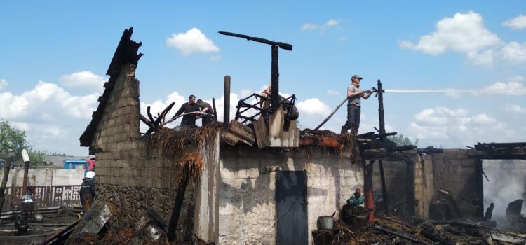 Сарненські вогнеборці ліквідували пожежу у господарчій будівлі Сарненські вогнеборці ліквідували пожежу у господарчій будівлі