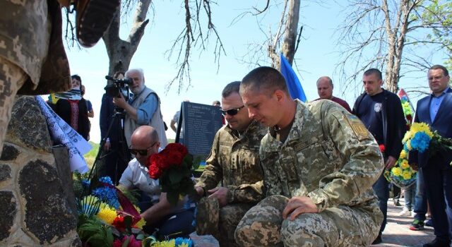 Полеглих земляків з Рівненщини вшанували під Волновахою Полеглих земляків з Рівненщини вшанували під Волновахою