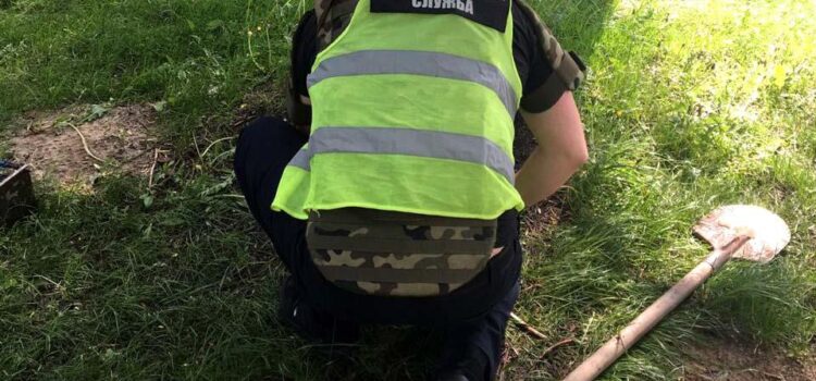 На березі річки чоловік знайшов бойовий гранатометний ВОГ (ВІДЕО) На березі річки чоловік знайшов бойовий гранатометний ВОГ (ВІДЕО)
