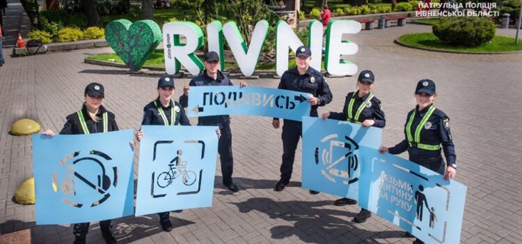 У Рівному перед пішохідними переходами з’явились попереджувальні написи У Рівному перед пішохідними переходами з’явились попереджувальні написи