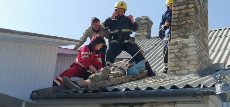 На Рівненщині рятувальники знімали непритомного чоловіка з даху будинку На Рівненщині рятувальники знімали непритомного чоловіка з даху будинку