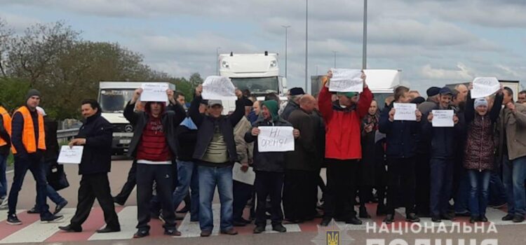100 жителів Гощанського району частково перекрили автодорогу «Київ-Чоп» 100 жителів Гощанського району частково перекрили автодорогу «Київ-Чоп»