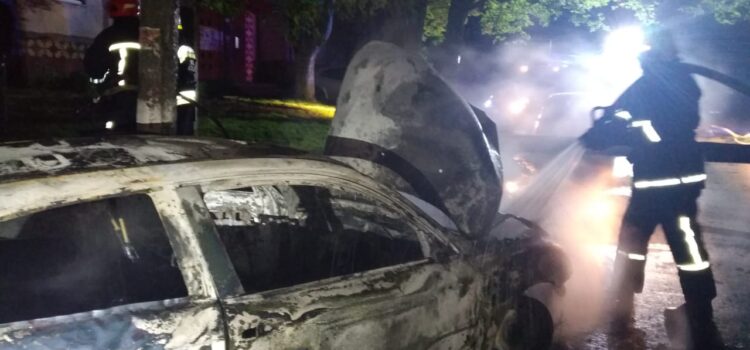 У Рівному на вулиці Гайдамацька згорів автомобіль У Рівному на вулиці Гайдамацька згорів автомобіль