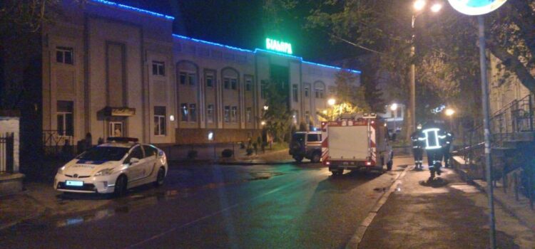 У Рівному рятувальники надавали допомогу чоловікові, що впав у яму У Рівному рятувальники надавали допомогу чоловікові, що впав у яму