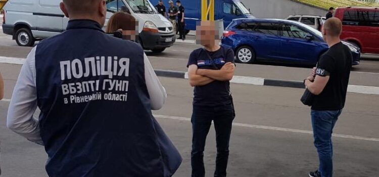 Поліцейські викрили іноземця, який завербував рівнянку і намагався вивезти в бордель Німеччини Поліцейські викрили іноземця, який завербував рівнянку і намагався вивезти в бордель Німеччини