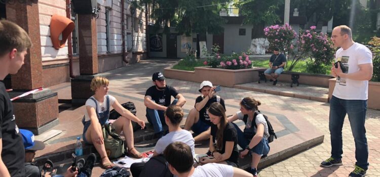 У Рівному біля поліції активісти громадянського руху провели імпровізовану лекцію У Рівному біля поліції активісти громадянського руху провели імпровізовану лекцію