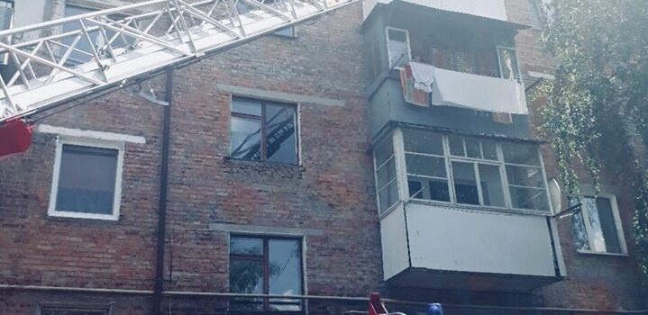 Сарненські рятувальники надавали допомогу по відкриванню дверей квартири у якій знаходилася дитина Сарненські рятувальники надавали допомогу по відкриванню дверей квартири у якій знаходилася дитина
