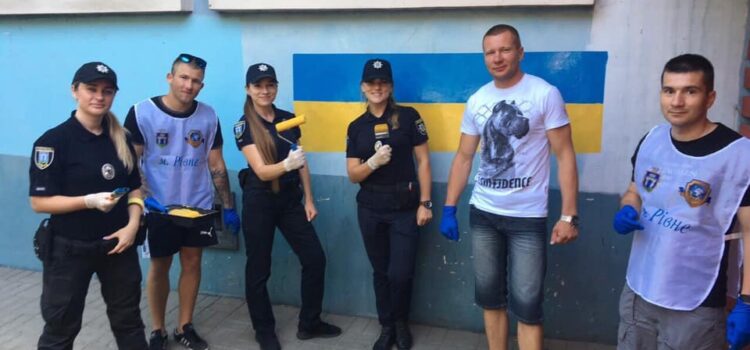 До акції із зафарбовування реклами наркотиків приєдналися рівненські патрульні До акції із зафарбовування реклами наркотиків приєдналися рівненські патрульні