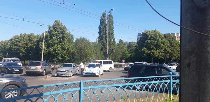В Рівному на перехресті сталася ДТП В Рівному на перехресті сталася ДТП