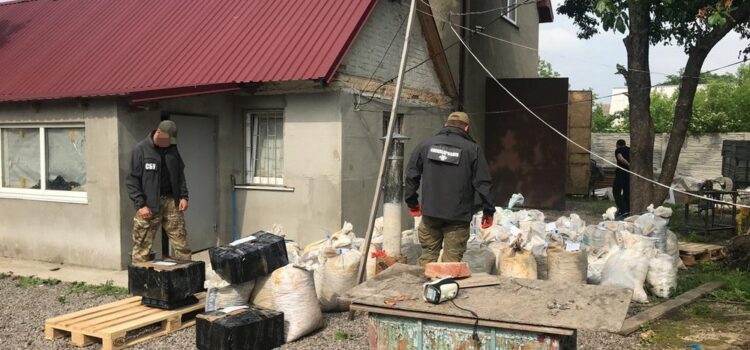 СБУ блокувала діяльність підпільного цеху з обробки бурштину СБУ блокувала діяльність підпільного цеху з обробки бурштину