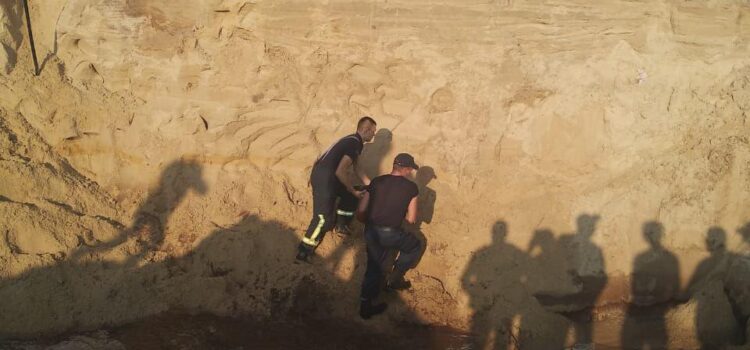 На Сарненщині знайшли тіло хлопчика, якого засипало піском у піщаному кар’єрі На Сарненщині знайшли тіло хлопчика, якого засипало піском у піщаному кар’єрі