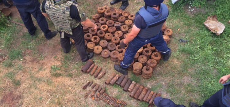 Понад тисячу вибухонебезпечних предметів вилучили у господарстві чоловіка де загинули діти (ВІДЕО) Понад тисячу вибухонебезпечних предметів вилучили у господарстві чоловіка де загинули діти (ВІДЕО)