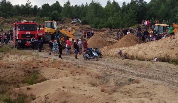Зсув піску на Сарненщині: одна дитина в лікарні, інша – загинула Зсув піску на Сарненщині: одна дитина в лікарні, інша – загинула