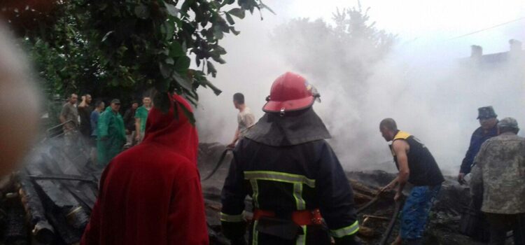У Дубровицькому районі через попадання блискавки вогнем знищено господарчу будівлю У Дубровицькому районі через попадання блискавки вогнем знищено господарчу будівлю
