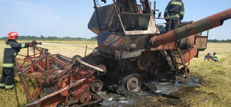 На Рівненщині горів комбайн: водій у лікарні На Рівненщині горів комбайн: водій у лікарні
