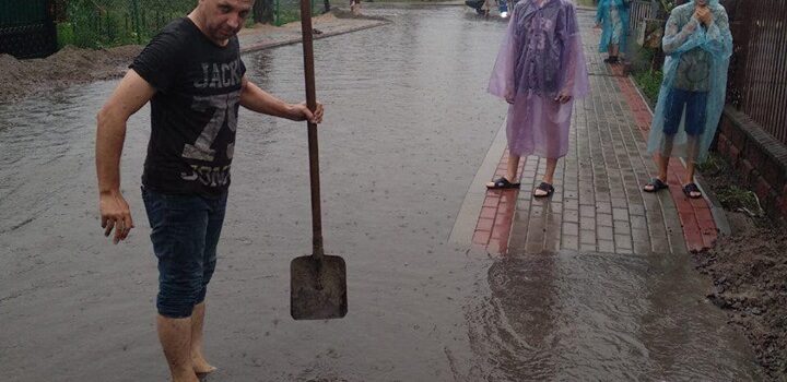 У Сарнах через зливу люди мають клопіт У Сарнах через зливу люди мають клопіт