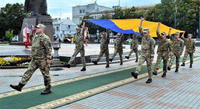 Державний Прапор замайорів на головному майдані Рівненщини Державний Прапор замайорів на головному майдані Рівненщини