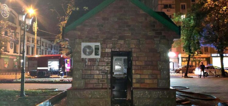 Поліцейські розслідують факт підпалу кіоску у центрі Рівного Поліцейські розслідують факт підпалу кіоску у центрі Рівного