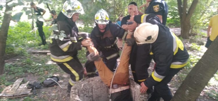 У Рівному двоє чоловіків впали у колодязь У Рівному двоє чоловіків впали у колодязь