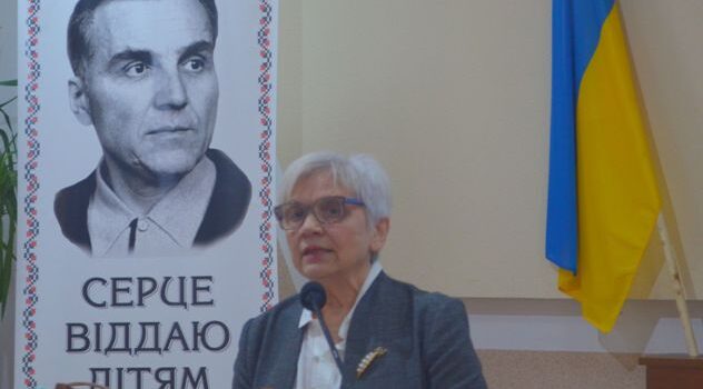 Дочка Василя Сухомлинського розповіла про гуманістичну педагогіку та батька Дочка Василя Сухомлинського розповіла про гуманістичну педагогіку та батька