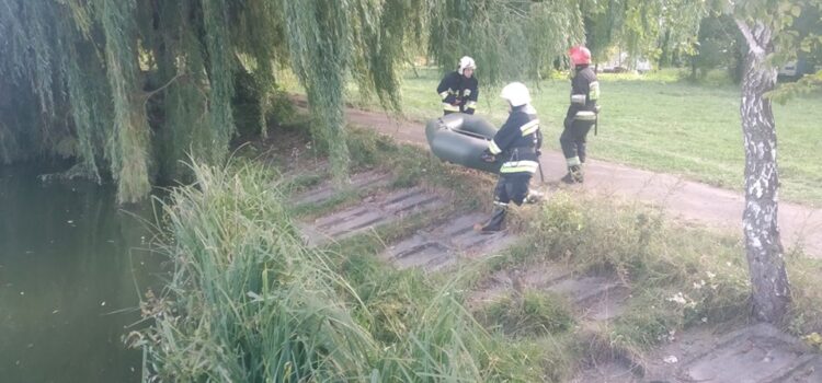 В Рівному з водойми рятувальники дістали тіло чоловіка В Рівному з водойми рятувальники дістали тіло чоловіка