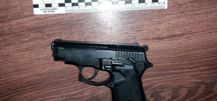 На Рівненщині поліцейські викрили чоловіка на незаконному зберіганні наркотиків і зброї На Рівненщині поліцейські викрили чоловіка на незаконному зберіганні наркотиків і зброї