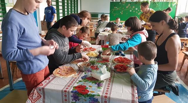 У школі-інтернаті діти спробували себе у ролі піцайоли У школі-інтернаті діти спробували себе у ролі піцайоли