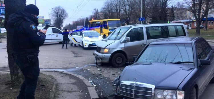 Внаслідок зіткнення двох авто у Рівному постраждало двоє осіб Внаслідок зіткнення двох авто у Рівному постраждало двоє осіб