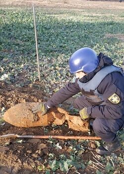 На Радивилівщині піротехніки знищили 50-кілограмову авіаційну бомбу На Радивилівщині піротехніки знищили 50-кілограмову авіаційну бомбу