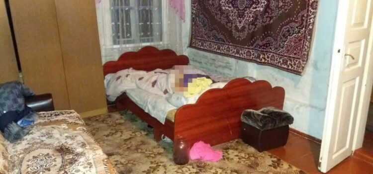 На Рівненщині донька перерізала горло матері На Рівненщині донька перерізала горло матері